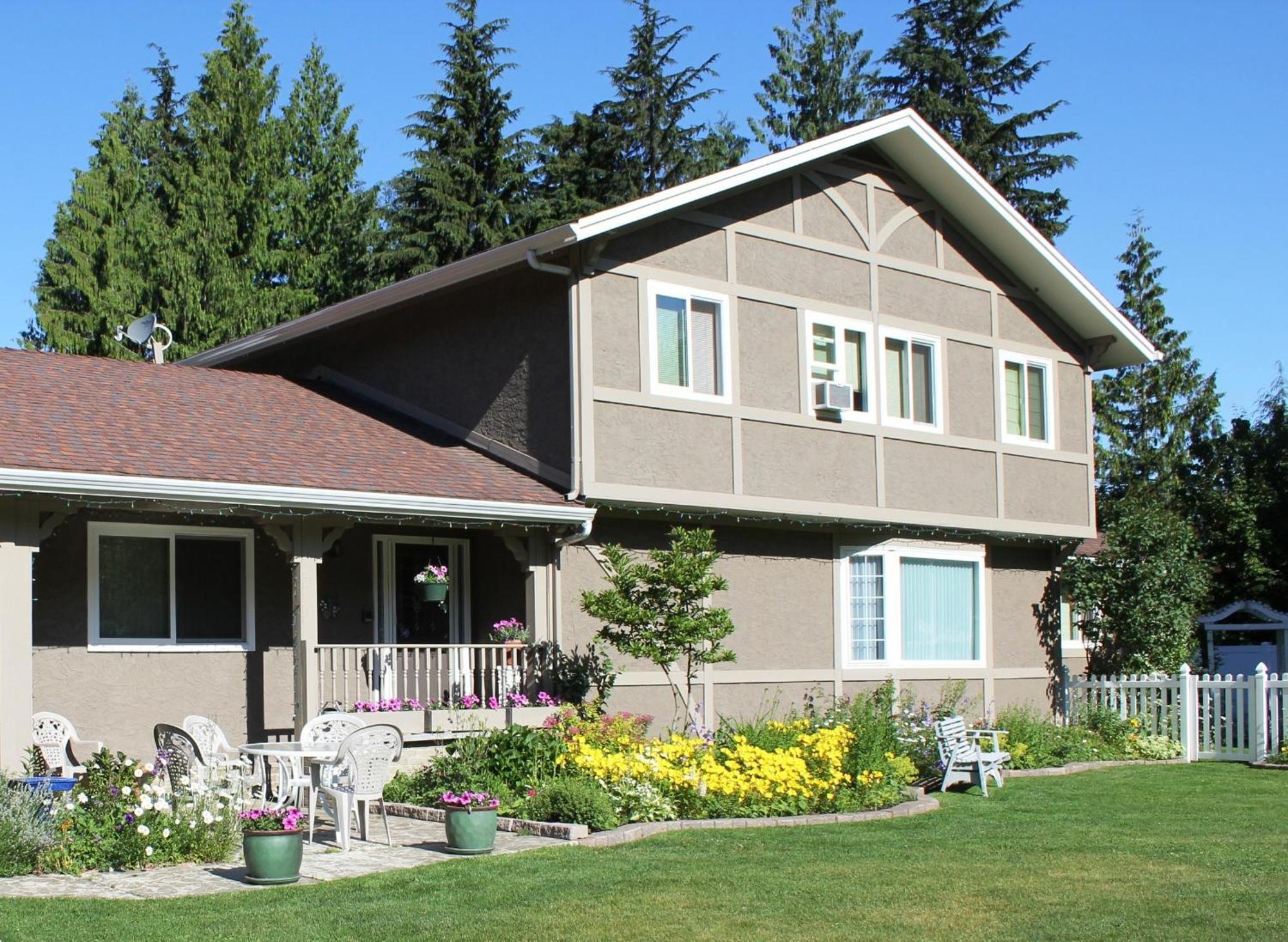 Alpenrose Revelstoke Bed & Breakfast ภายนอก รูปภาพ
