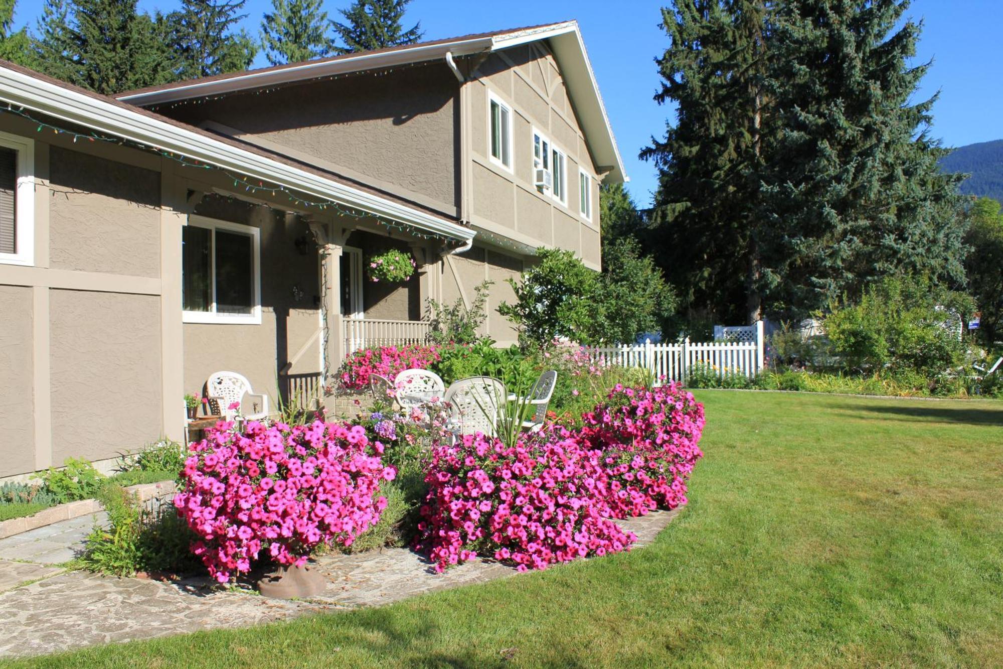 Alpenrose Revelstoke Bed & Breakfast ภายนอก รูปภาพ