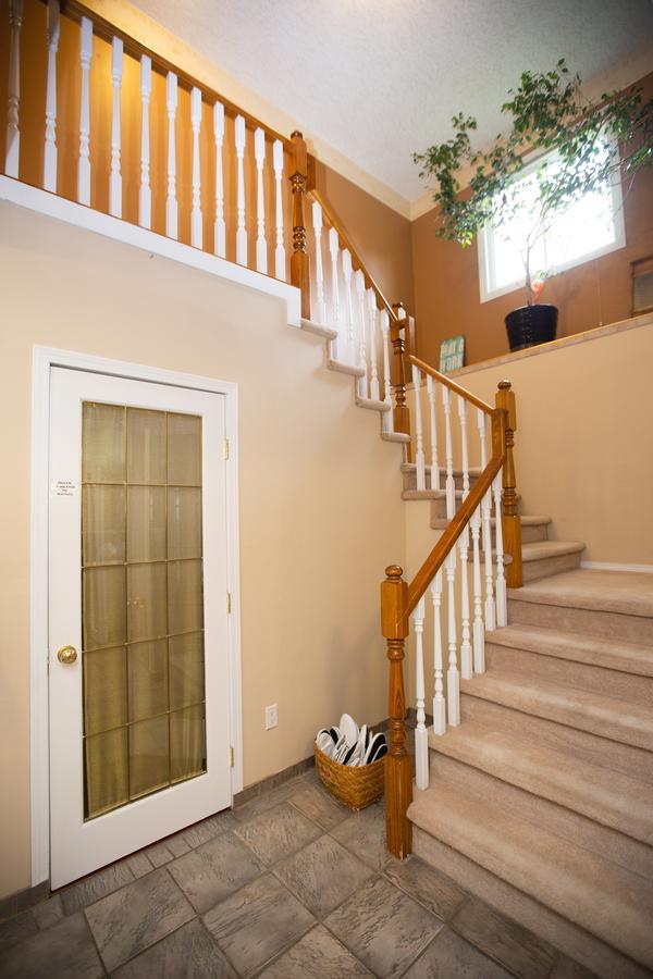 Alpenrose Revelstoke Bed & Breakfast ภายนอก รูปภาพ
