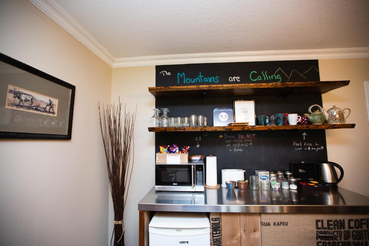 Alpenrose Revelstoke Bed & Breakfast ภายนอก รูปภาพ